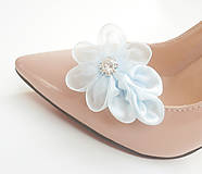Ponožky, pančuchy, obuv - Belasé (bledomodré, svetlomodré) kvetinové klipy na topánky so štrasovým kamienkom - 8503052_