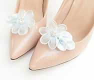 Ponožky, pančuchy, obuv - Belasé (bledomodré, svetlomodré) kvetinové klipy na topánky so štrasovým kamienkom - 8503053_