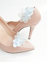 Ponožky, pančuchy, obuv - Belasé (bledomodré, svetlomodré) kvetinové klipy na topánky so štrasovým kamienkom - 8503054_