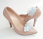 Ponožky, pančuchy, obuv - Belasé (bledomodré, svetlomodré) kvetinové klipy na topánky so štrasovým kamienkom - 8503055_
