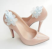 Ponožky, pančuchy, obuv - Belasé (bledomodré, svetlomodré) kvetinové klipy na topánky so štrasovým kamienkom - 8503057_