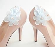 Ponožky, pančuchy, obuv - Belasé (bledomodré, svetlomodré) kvetinové klipy na topánky so štrasovým kamienkom - 8503058_