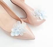 Ponožky, pančuchy, obuv - Belasé (bledomodré, svetlomodré) kvetinové klipy na topánky so štrasovým kamienkom - 8503060_