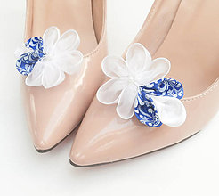 Ponožky, pančuchy, obuv - Biele kvetinové klipy na topánky s modrotlačou a perličkou (folk) - 8506174_