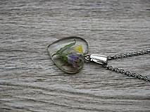 Náhrdelníky - Srdiečko s kvietkami - živicový náhrdelník (AKCIA Živicové srdiečko s kvetmi menšie- náhrdelník č.1221) - 8506759_