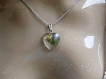 Náhrdelníky - Srdiečko s kvietkami - živicový náhrdelník (AKCIA Živicové srdiečko s kvetmi menšie- náhrdelník č.1221) - 8506762_