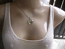 Náhrdelníky - Srdiečko s kvietkami - živicový náhrdelník (AKCIA Živicové srdiečko s kvetmi menšie- náhrdelník č.1221) - 8506764_