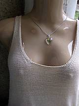 Náhrdelníky - Srdiečko s kvietkami - živicový náhrdelník (AKCIA Živicové srdiečko s kvetmi menšie- náhrdelník č.1221) - 8506765_