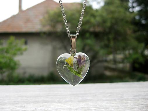 Srdiečko s kvietkami - živicový náhrdelník (AKCIA Živicové srdiečko s kvetmi menšie- náhrdelník č.1221)