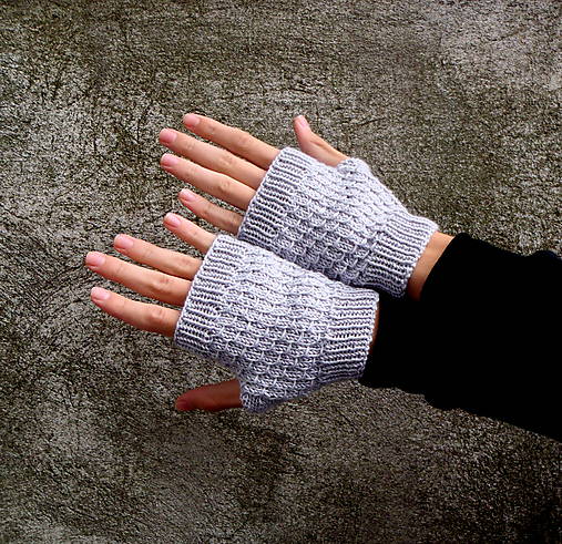  - Sivé rukavice s jemným vzorom - 8512910_