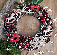 Dekorácie - Prírodný šiškový vianočný veniec koníky a srdiečka, adventný veniec - 8525586_
