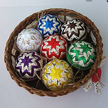 Dekorácie - Pestrofarebné vianočné gule v košíčku - 8530225_