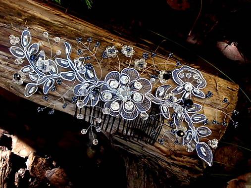 Ozdoby do vlasov - šedý čipkový hrebienok do vlasov - 8540917_