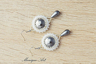 Náušnice - Náušnice so skleneným kabošonom a perlou (Strieborno-biele) - 8542892_