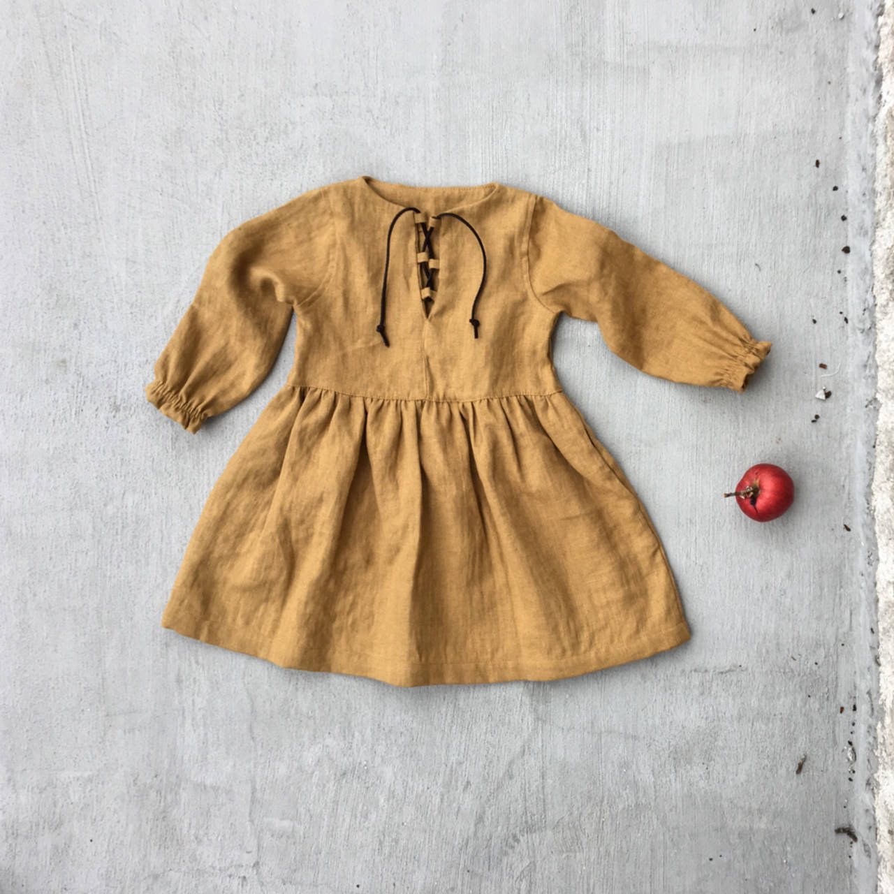 Detské ľanové šaty s koženým detailom