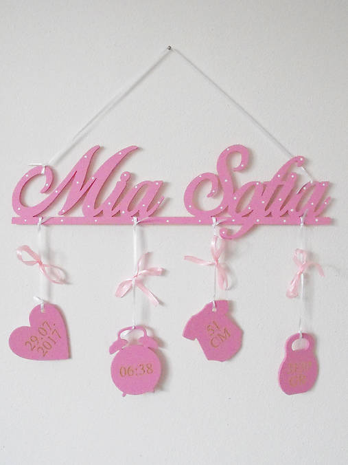 Drevené dvojmeno s údajmi o narodení Pink