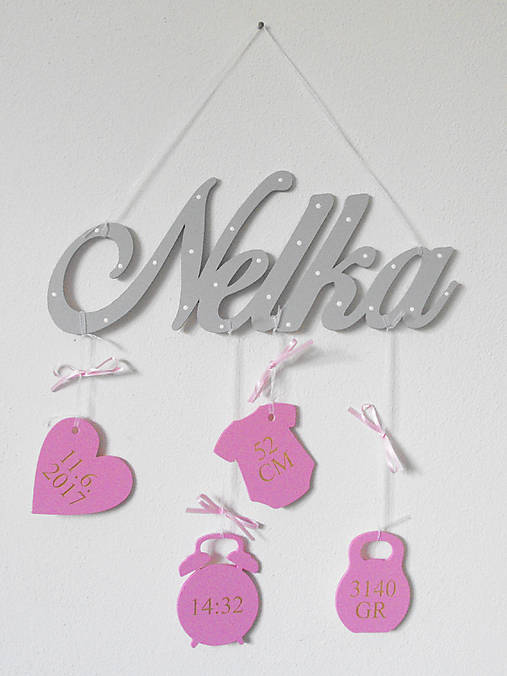 Dvojfarebné drevené meno s údajmi