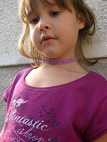 Detské doplnky - Čipkovaný dievčenský náhrdelník obojok choker (fialový dievčenský náhrdelník obojok choker č.1275) - 8567377_