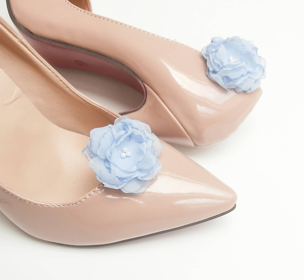 Belasé (bledomodré, svetlomodré) šifónové kvetinové klipy na topánky s perličkami