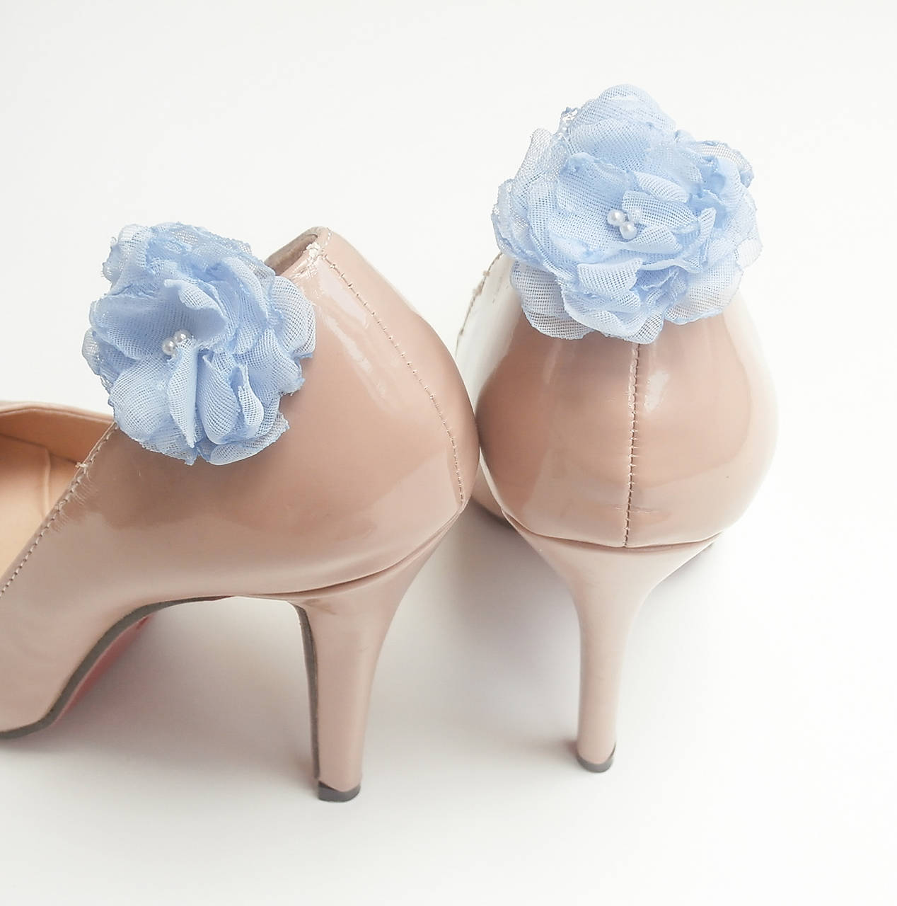 Belasé (bledomodré, svetlomodré) šifónové kvetinové klipy na topánky s perličkami
