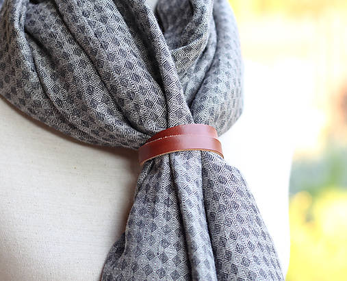 Pánska elegantná šatka zo šedočierneho ľanu s koženým remienkom