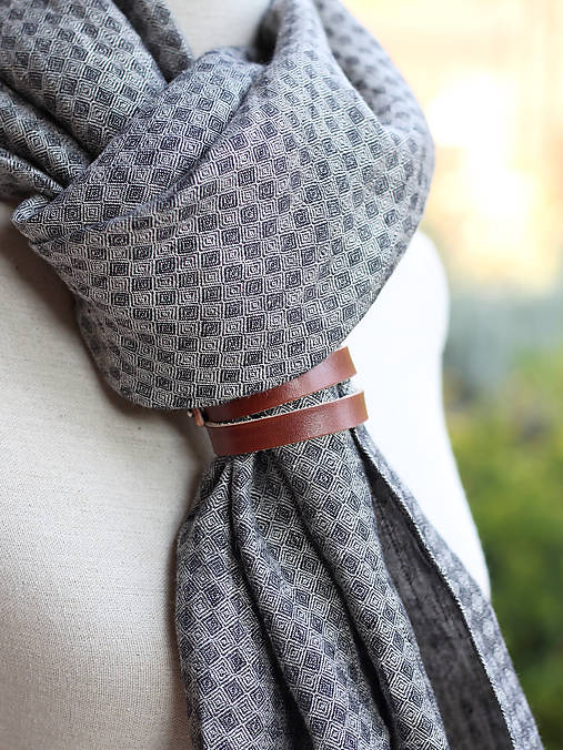 Pánska elegantná šatka zo šedočierneho ľanu s koženým remienkom