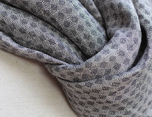 Pánska elegantná šatka zo šedočierneho ľanu s koženým remienkom