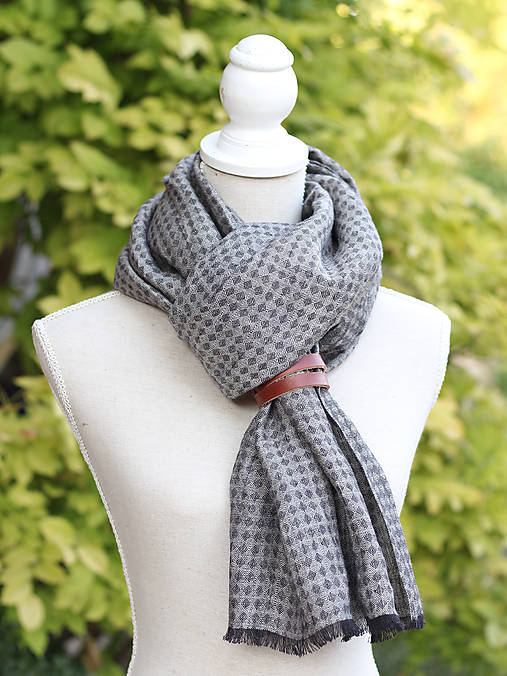 Pánska elegantná šatka zo šedočierneho ľanu s koženým remienkom