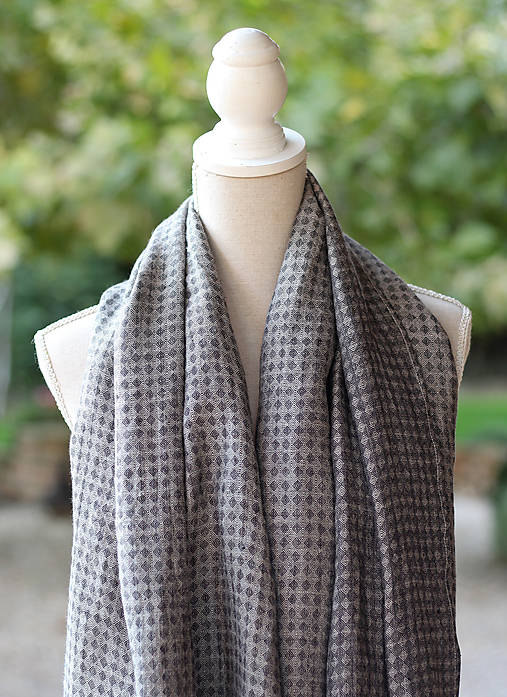 Pánska elegantná šatka zo šedočierneho ľanu s koženým remienkom