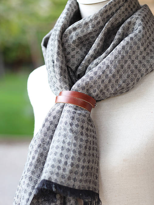 Pánska elegantná šatka zo šedočierneho ľanu s koženým remienkom