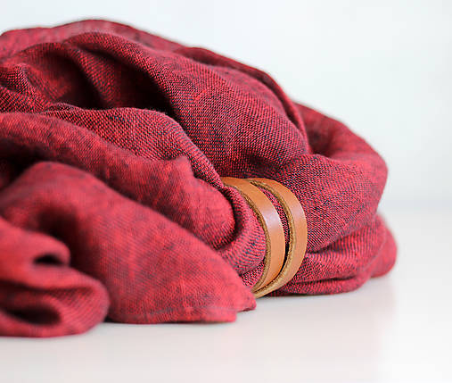 Dámska elegantná ľanová šatka tmavočervenej farby s koženým remienkom