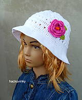 Detské čiapky - Elegantny klobucik biely s cyklamenovym kvetom - 8605700_