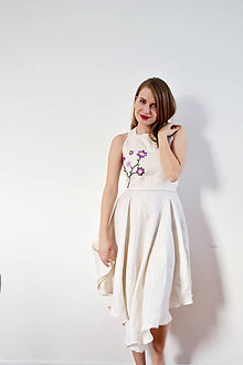 Šaty - Bledé ľanové šaty s fialovými vyšívanými kvietkami - zľava  - 8618448_