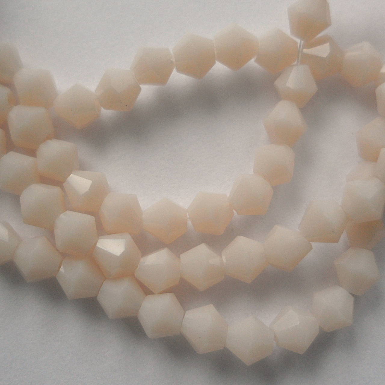 Sklenené korálky bicone 3,5mm-1ks (krémová)