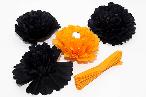 čierne a oranžové kvety z krepového papiera