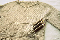 Ležérny ručne pletený svetrík s vačkom