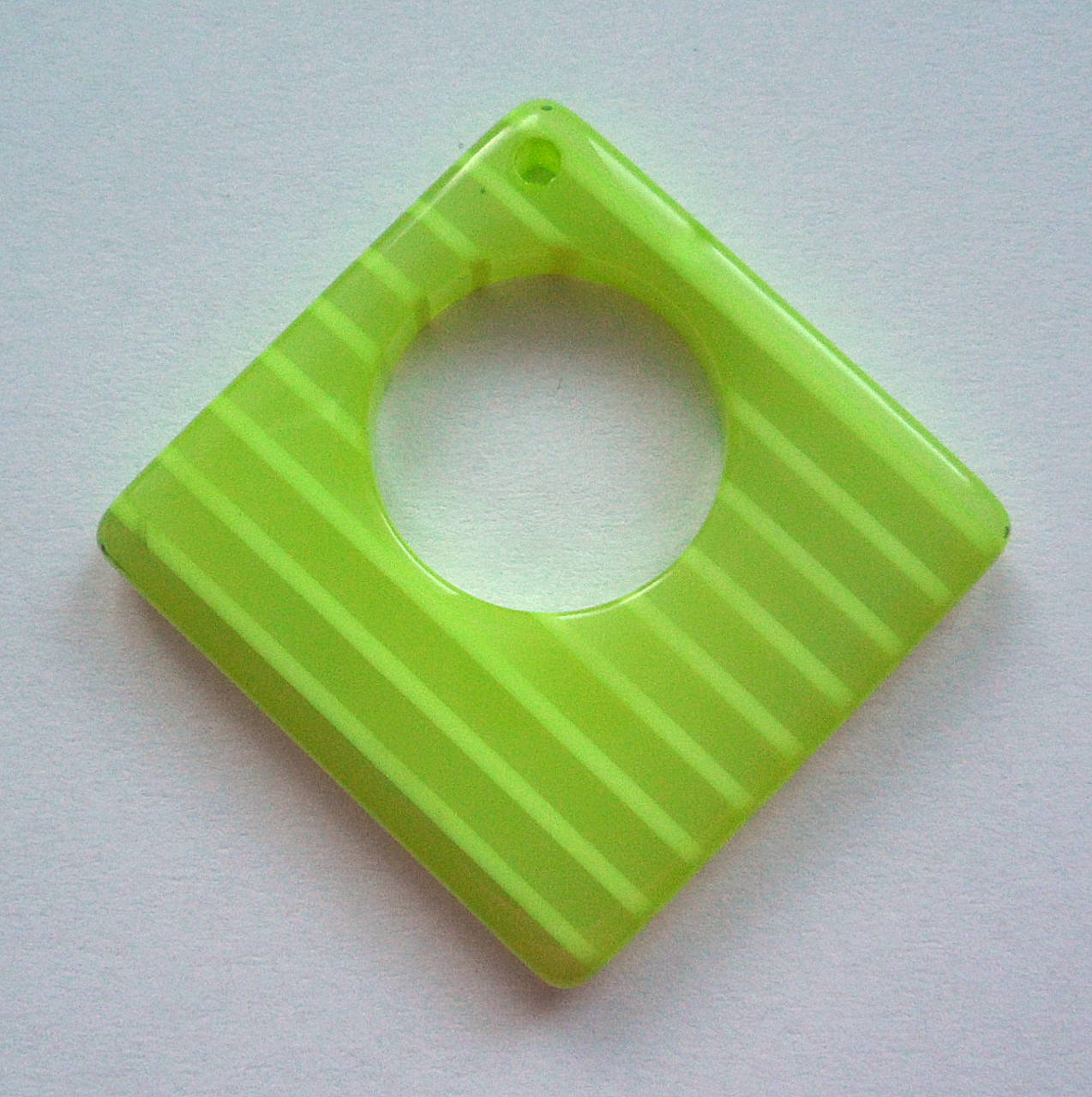 Plast.prívesok 29x29mm-1ks (sv.zelená)