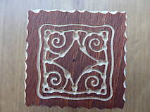 Dekorácie - Drevená nábytková úchytka, ručne tesaná, s rezbou - typ 4 - 8643891_