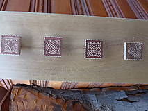 Dekorácie - Drevená nábytková úchytka, ručne tesaná, s rezbou - typ 4 - 8643894_