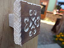 Dekorácie - Drevená nábytková úchytka, ručne tesaná, s rezbou - typ 5 - 8643914_
