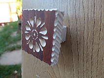 Dekorácie - Drevená nábytková úchytka, ručne tesaná, s rezbou - typ 6 - 8643942_
