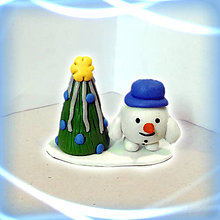 Dekorácie - Striebro modrý vianočný stromček  (guľatý snehuliak) - 8641868_