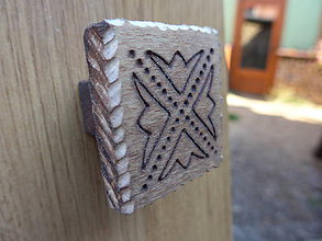 Dekorácie - Drevená nábytková úchytka, ručne tesaná, s rezbou - typ 8 - 8655638_