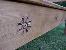 Nábytok - Rustikálna drevená lavica s úložným priestorom, s rezbou 1 - 8663460_