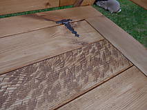Nábytok - Rustikálna drevená lavica s úložným priestorom, s rezbou 1 - 8663468_