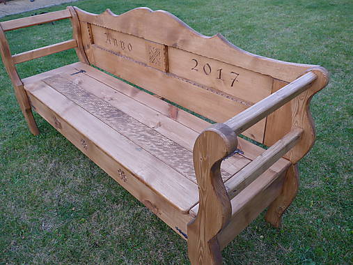 Rustikálna drevená lavica s úložným priestorom, s rezbou 1