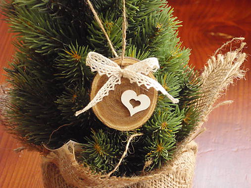 Dekorácie - Drevené ozdoby na stromček - krajka a srdiečko - 8664253_