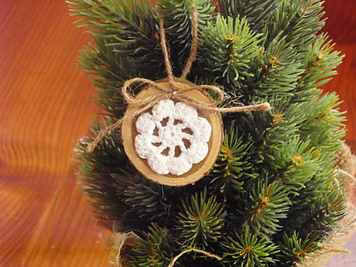 Dekorácie - Drevené ozdoby na stromček s háčkovaným kvietkom - 8664280_