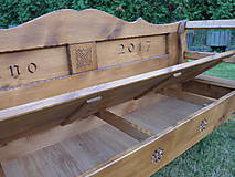 Nábytok - Rustikálna drevená lavica s úložným priestorom, s rezbou 1 - 8667691_