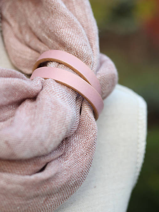 Dámsky jemný a hrejivý nákrčník ružovohnedej farby s remienkom